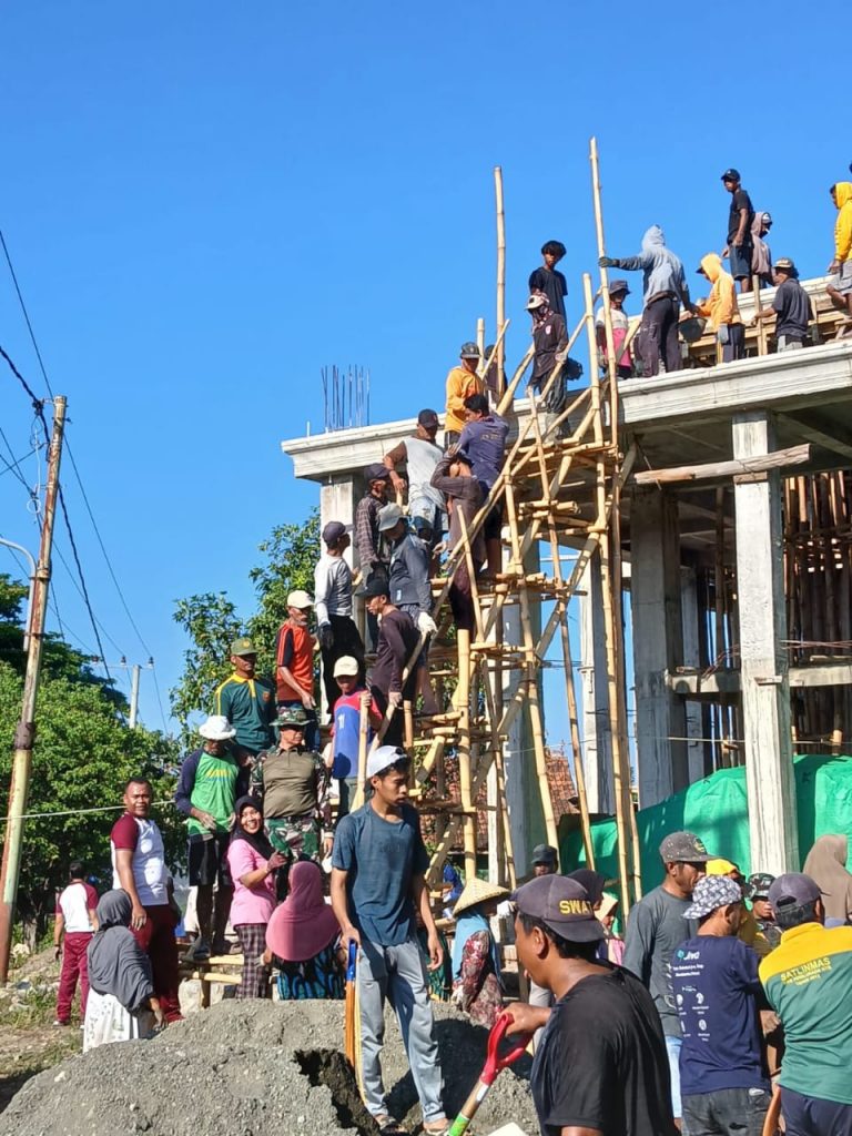 Dipimpin Kepala Desa Bersama Bhabinsa dan Babinkamtibmas, Warga Desa Kokarlian Gotong Royong Cor Atas Masjid