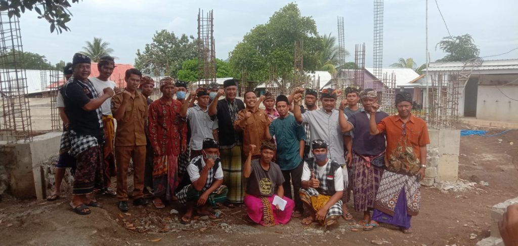 Luar Biasa.., Perkuat Nilai Toleransi Beragama, Lembaga Adat Hindu Karta Buana Salurkan Bantuan Untuk Pembangunan Masjid Desa Kokarlian