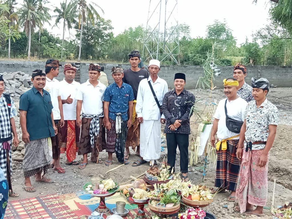 Semarak Toleransi di Desa Kokarlian. Umat Muslim Bergotong Royong Membuat Pura Bagi Umat Hindu