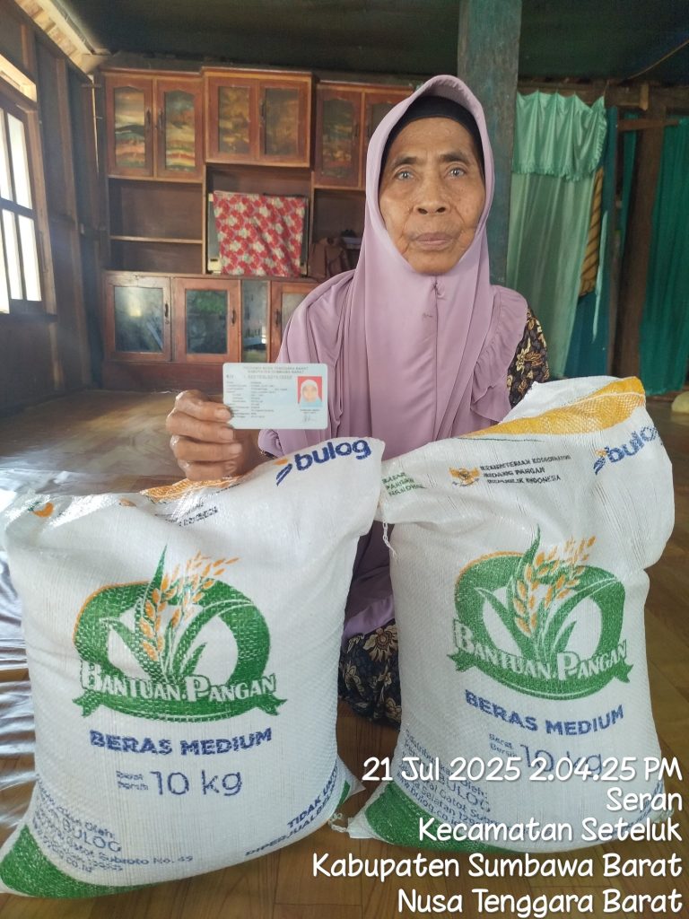 Bantuan PKH Dan BPNT, Pemdes Seran Salurkan 74 Kampet Beras Dengan Penerima 37 KPM