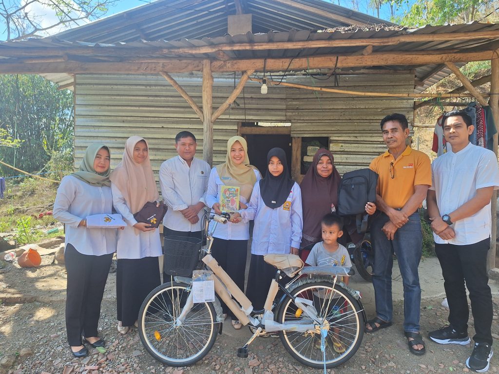Peduli Pendidikan, Dikbud KSB Salurkan Bantuan Pendidikan Bagi Siswa Tidak Mampu ” Tidak Boleh Ada Anak Putus Sekolah “