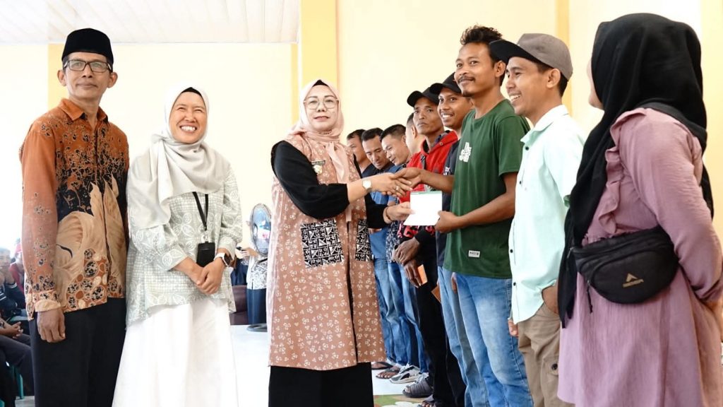 Program KSB Maju Terus bergulir. Wakil Bupati Sumbawa Barat Serahkan Kartu KSB Maju Pendidikan Kepada 17 TK Di Kecamatan Seteluk