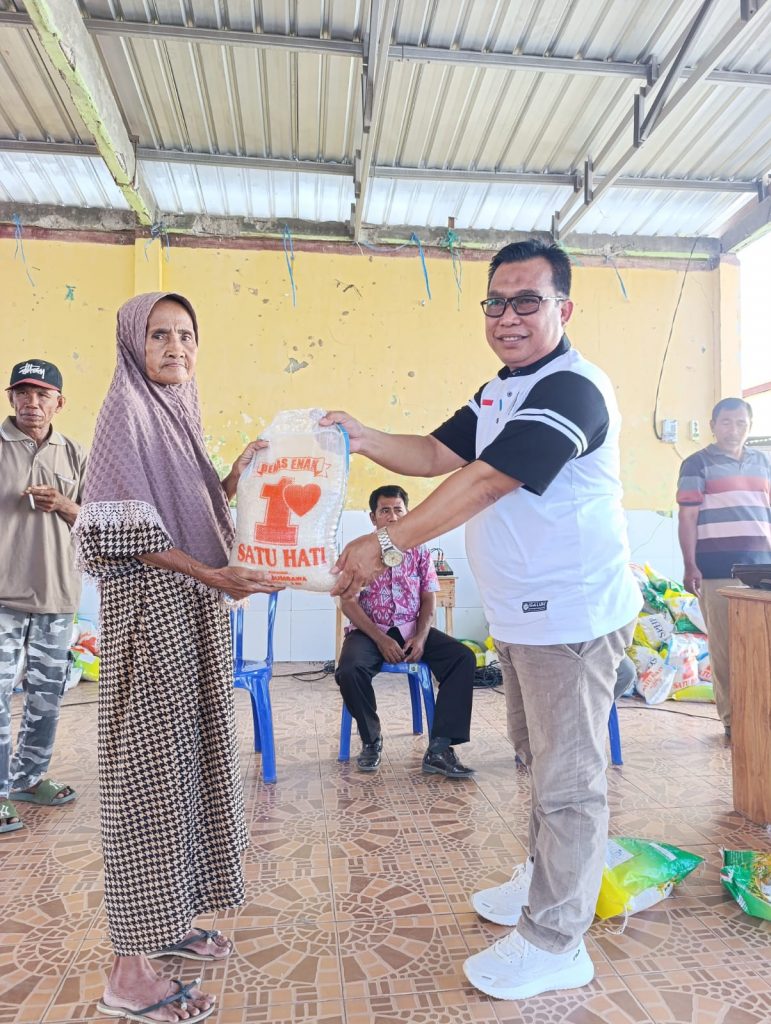 Pemdes Poto Tano Bagikan Beras Kepada 480 KPM