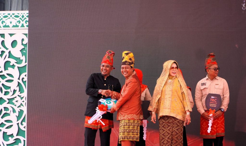 Tingkatkan Pelayanan Prima Ke Masyarakat, Bupati KSB Serahkan 2 Unti Ambulance Ke RSUD Asy- Asifa’ Pada Harlah KSB KE – 22