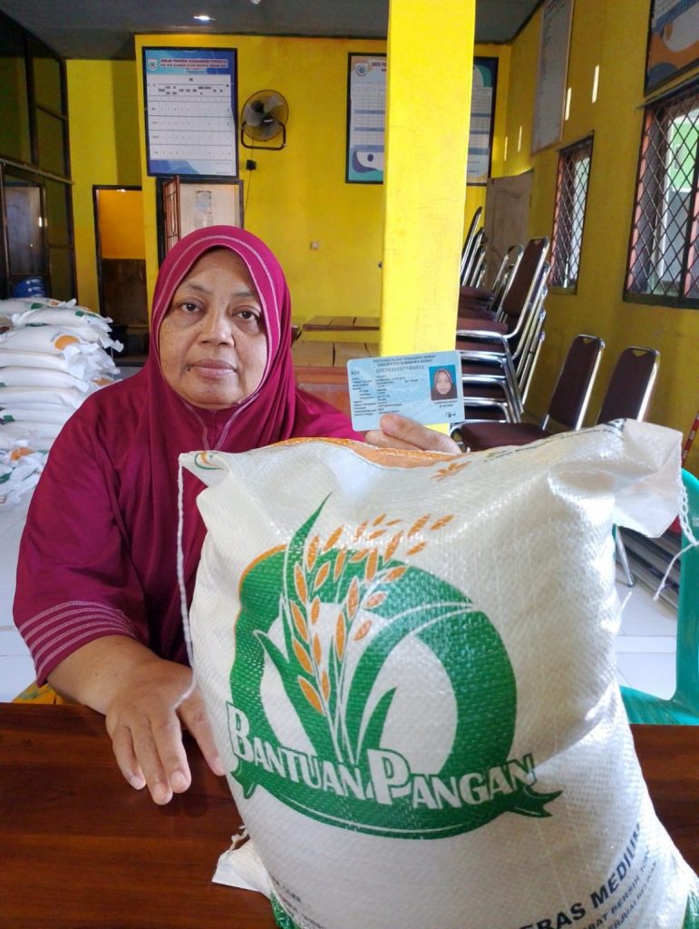 Pemdes Tapir Salurkan Beras Bantuan Pangan Ke Warga