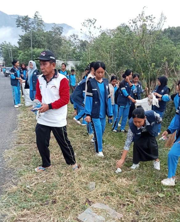 Pemdes Senayan Lakukan Aksi Bersih – Bersih Peringati Hari Lingkungan Hidup Sedunia