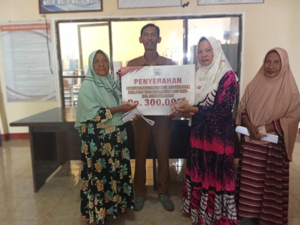 Pemdes Poto Tano Bagikan BLT-DD Tahap Pertama.