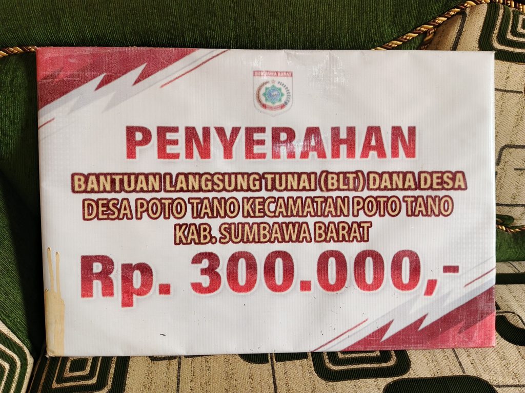 Pemdes Poto Tano Bagikan BLT-DD Tahap III