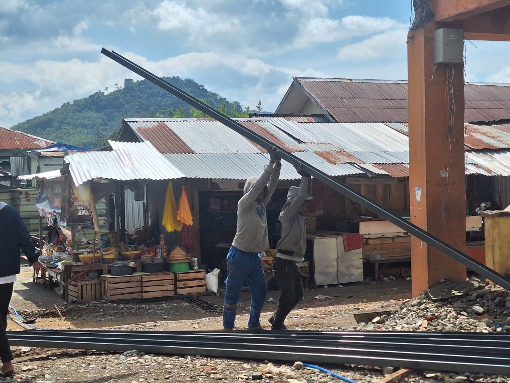 Abaikan K3, Rekonstruksi Pasar Tanah Mirah Angaran Puluhan Milyar, Terjadi Insiden Crane Jatuh dan Pekerja Tidak Dilengkapi Alat Pelindung Diri