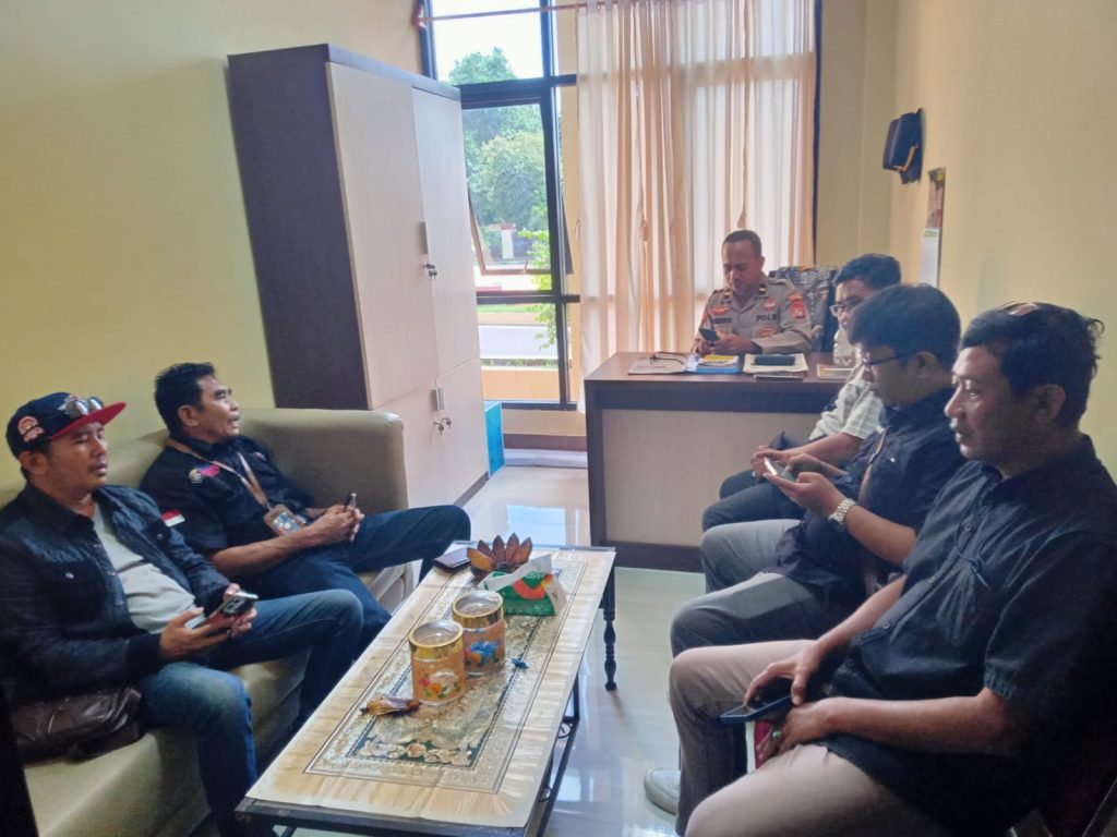 Perkuat Sinergi, Tim Gabungan Jurnalis Investigasi NTB Silaturahmi dengan Kasi Humas Polres Sumbawa